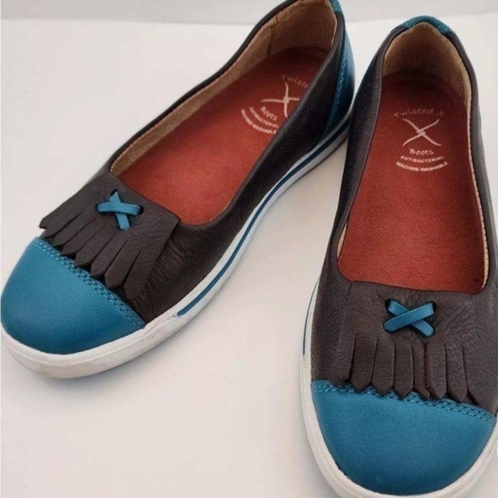 Twisted X leather slip on shoe moccasins. Chocolate and turquoise color. Size 7.